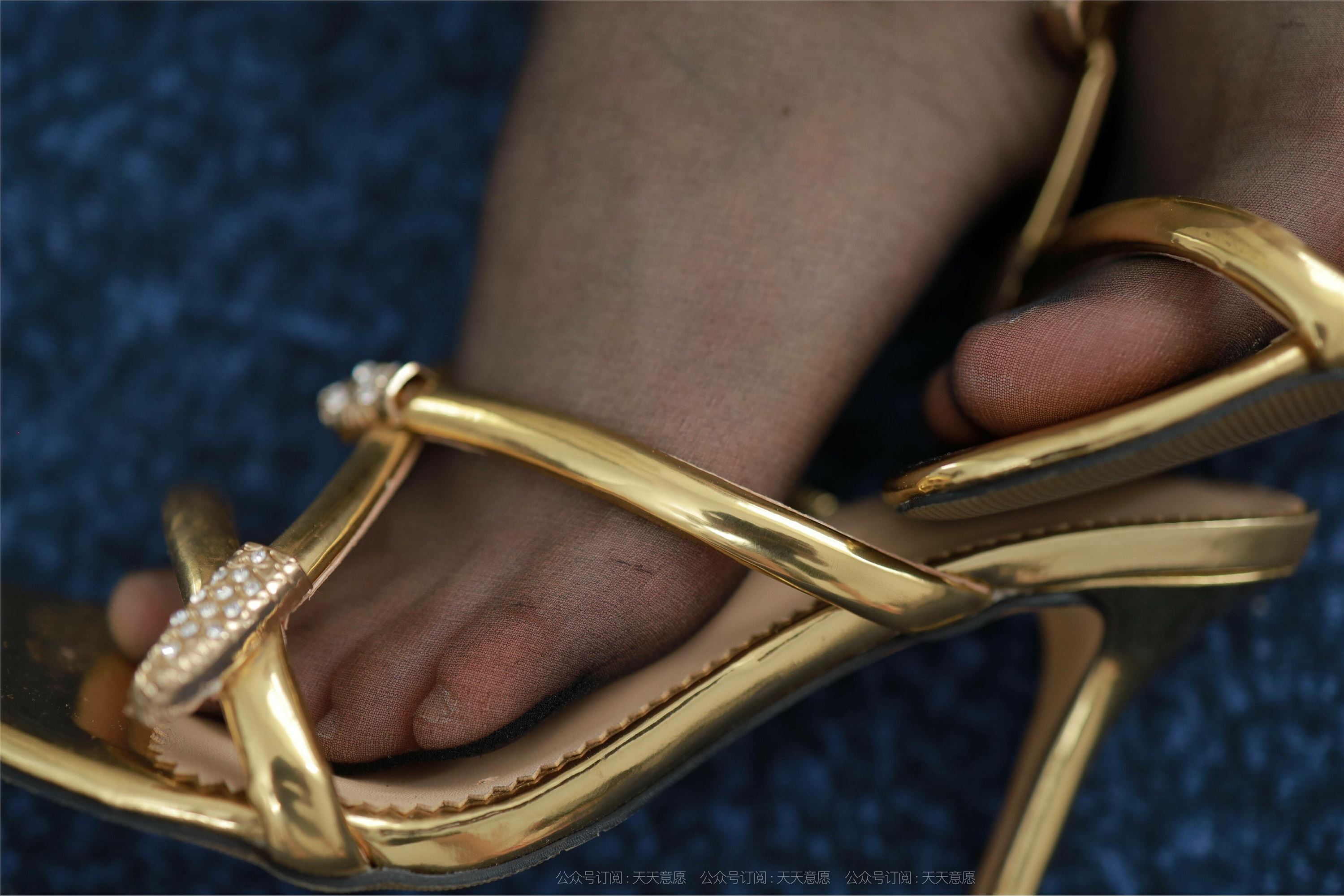 IESS异思趣向  2021.08.31 丝享家905：小婕《金色吊带裙》